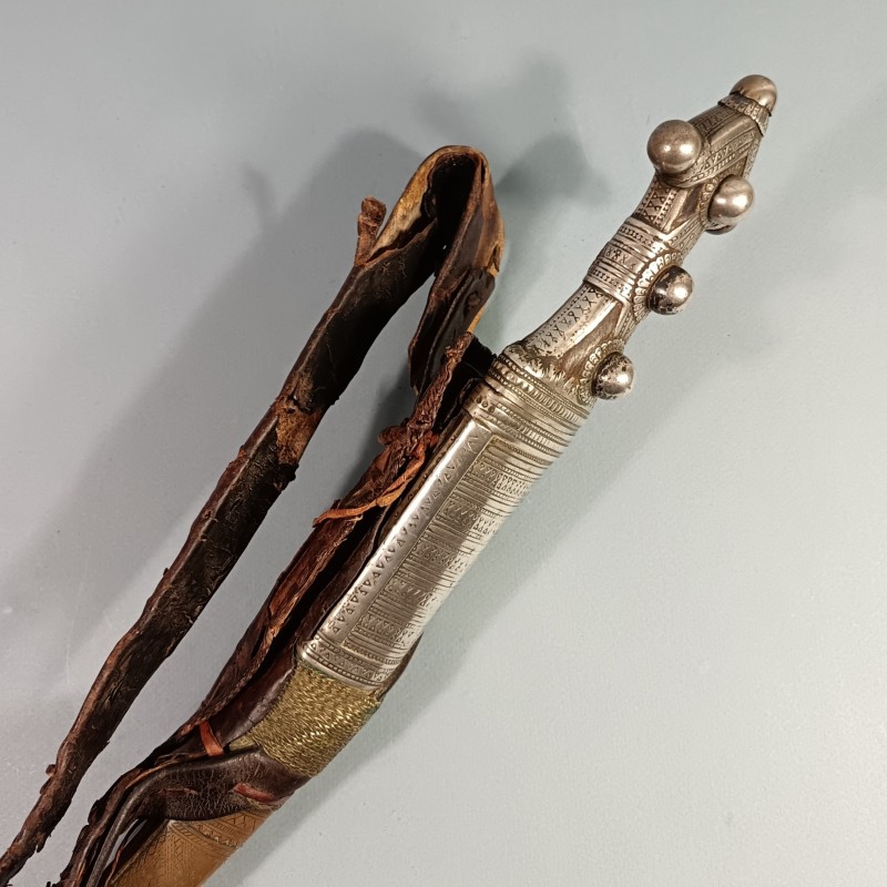 POIGNARD WAHABITE PENINSULE ARABIQUE ET AFRIQUE DE L'EST SABIKI WAHHABITE JAMBYIA DHARIA ENSEMBLE DE 2 POIGNARDS EN ARGENT